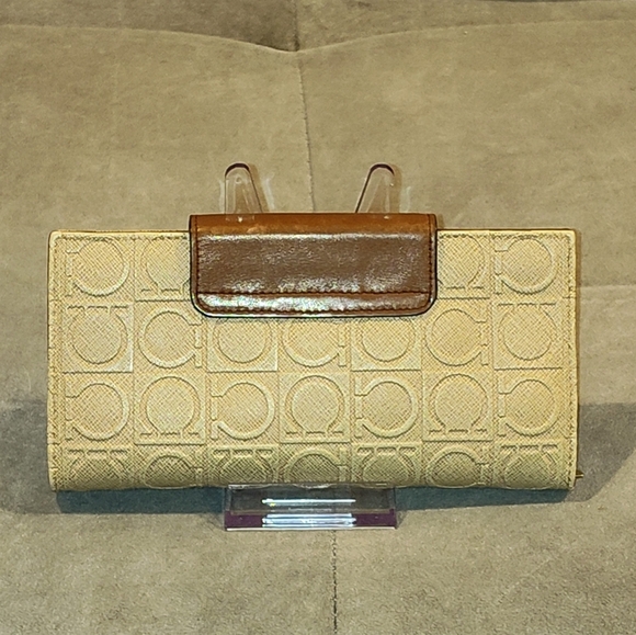 SALVATORE FERRAGAMO GANCINI MONOGRAM EMBOSSED LOGO LEATHER 2-TONE LONG WALLET - Picture 10 of 16